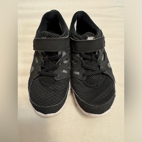 Nike boys black sneakers 2.5Y - Picture 2 of 5